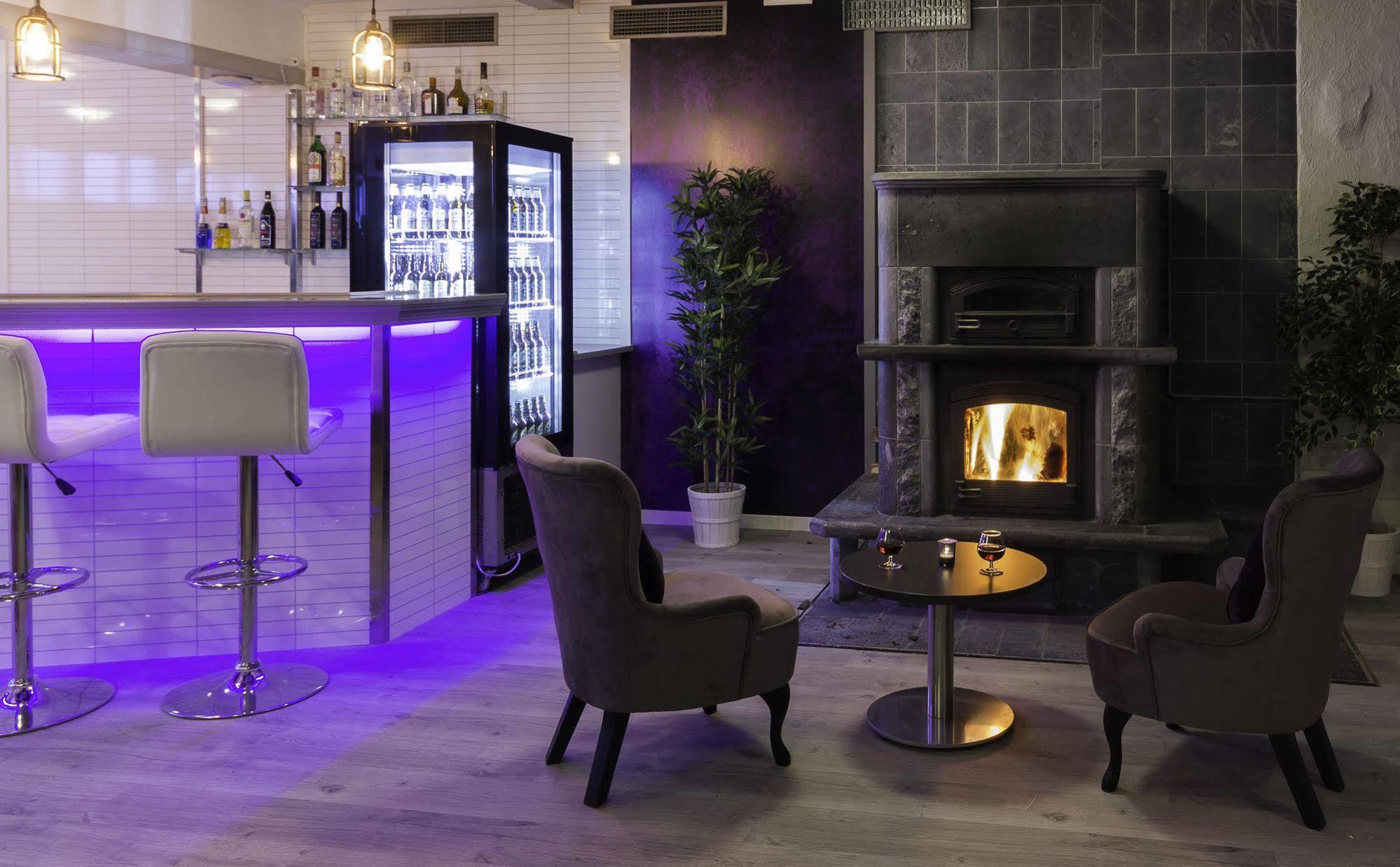 Hotell Restaurang Naemforsen Näsåker Kültér fotó
